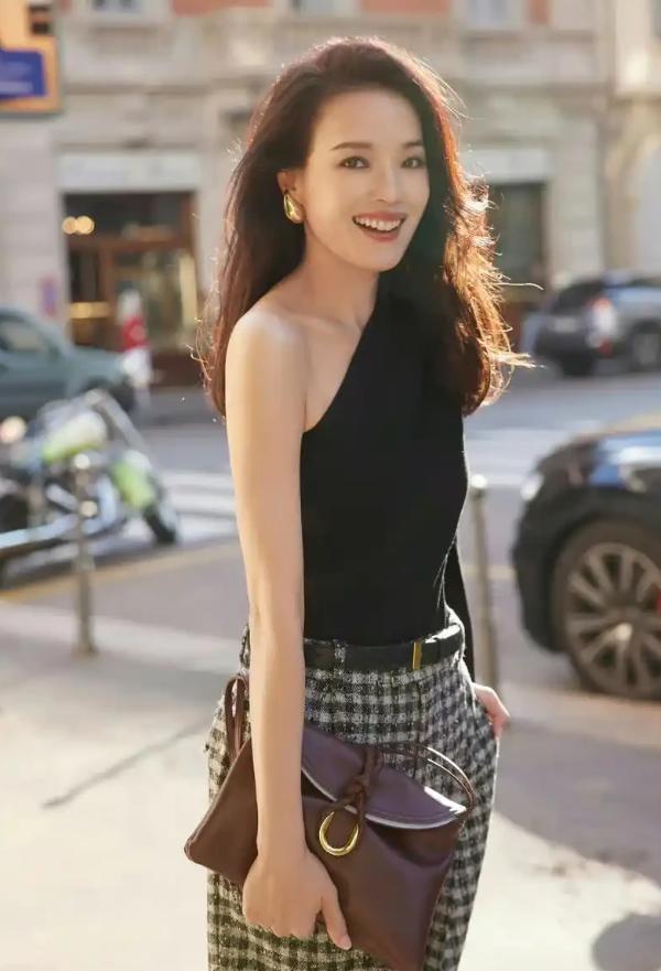 49岁的舒淇只要不塌房她拍不拍戏已经无所谓了，因为她最大的优势不是有钱，也不