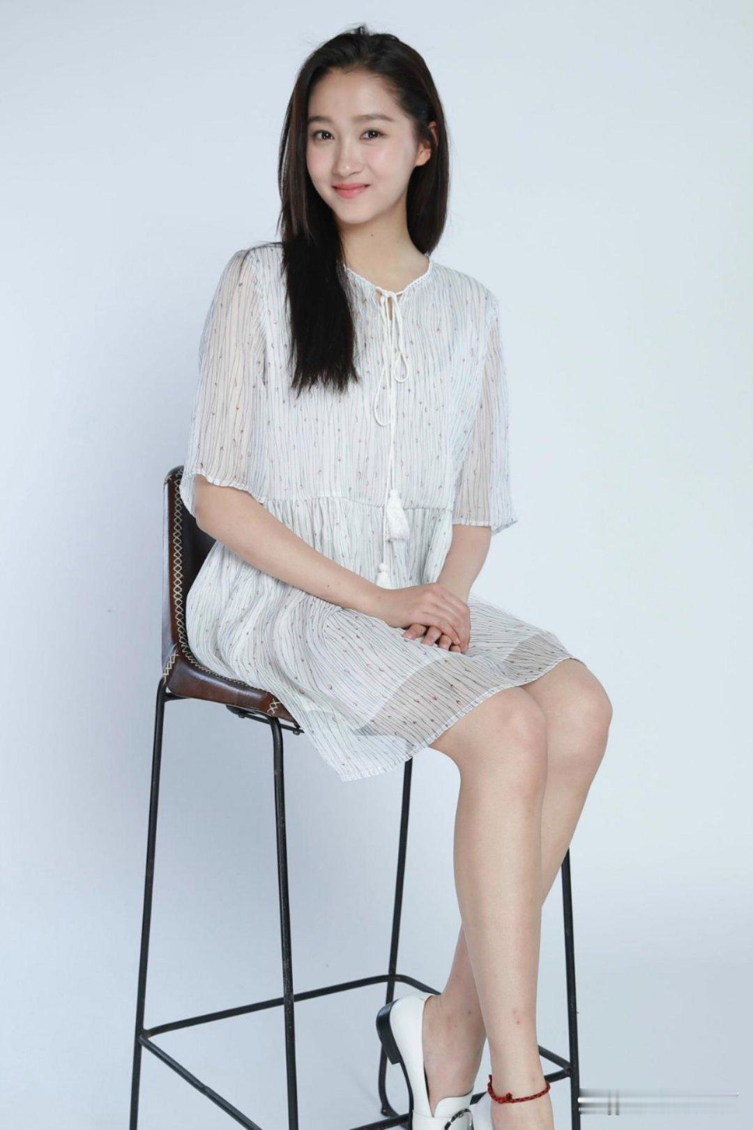 关晓彤早期棚拍生图，真的沦陷在她的美貌里了。