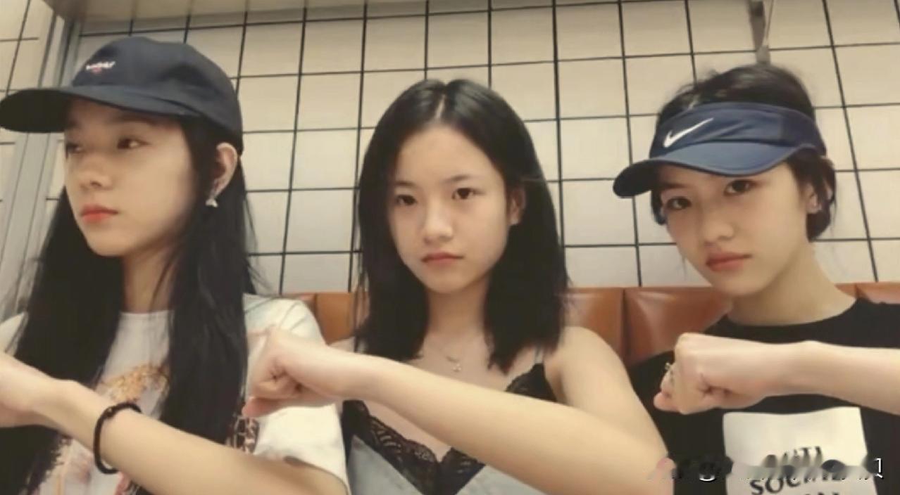 徐静蕾还是挺有眼光的。按理说庄达菲和徐静蕾都是北电毕业的，李庚希和向涵之都没