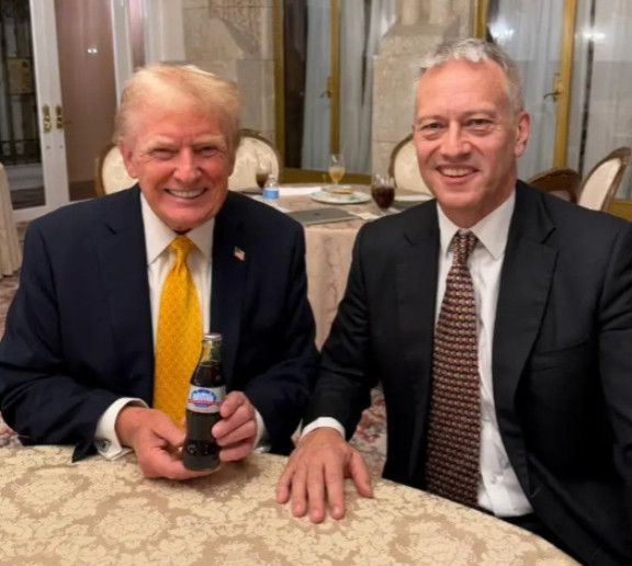 特朗普的可乐故事又更新了，这回不是白宫可乐按钮了，而是要改可乐配方了！据媒体