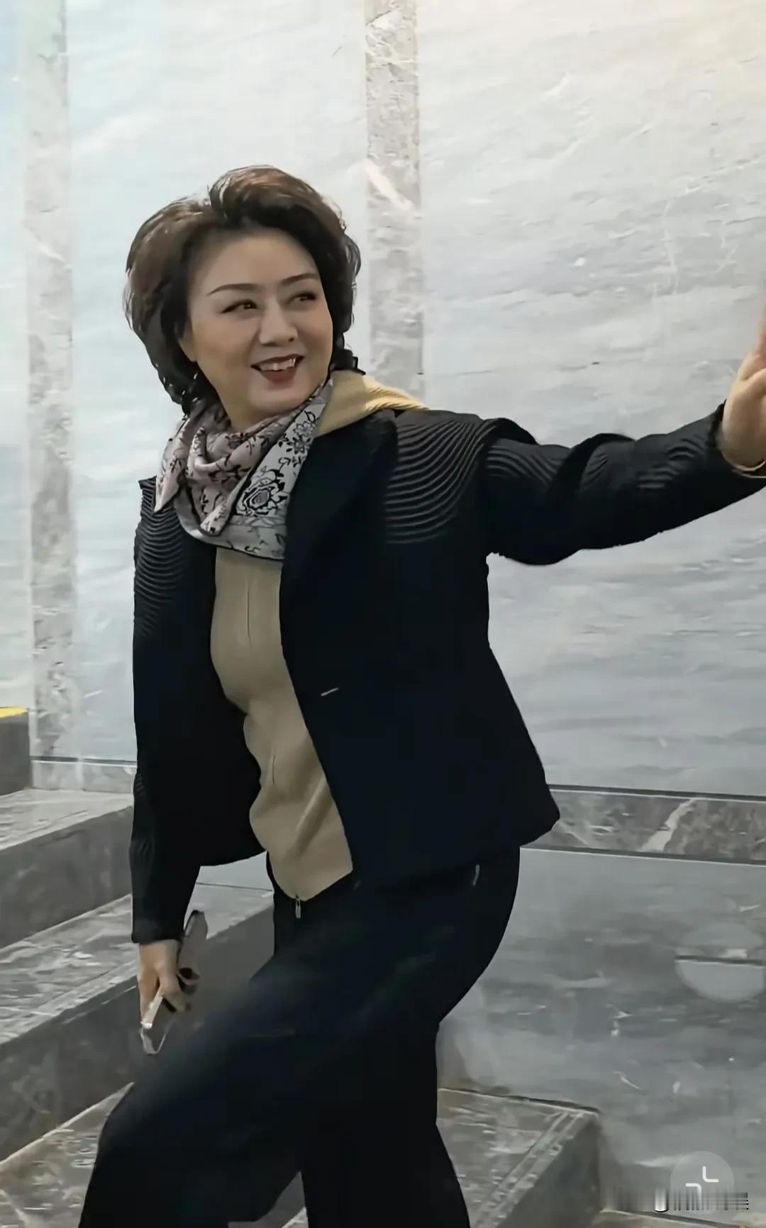 她，完美的诠释了什么气岁月不败美人啊！59岁的“京剧第一美人”李胜素老师参加活