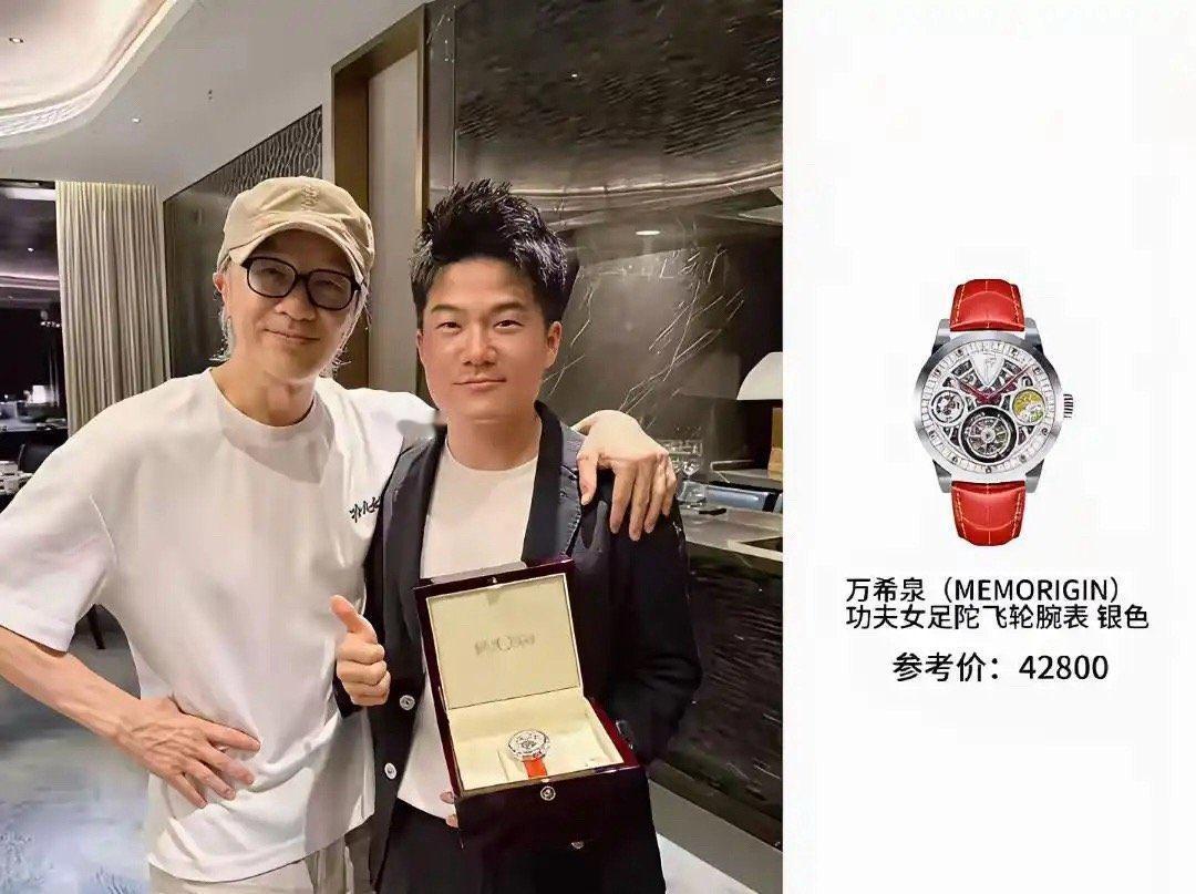 周星驰这个人，最经不起扒。因为你越扒，越会发现一个很奇怪的周星驰：这个人怎么