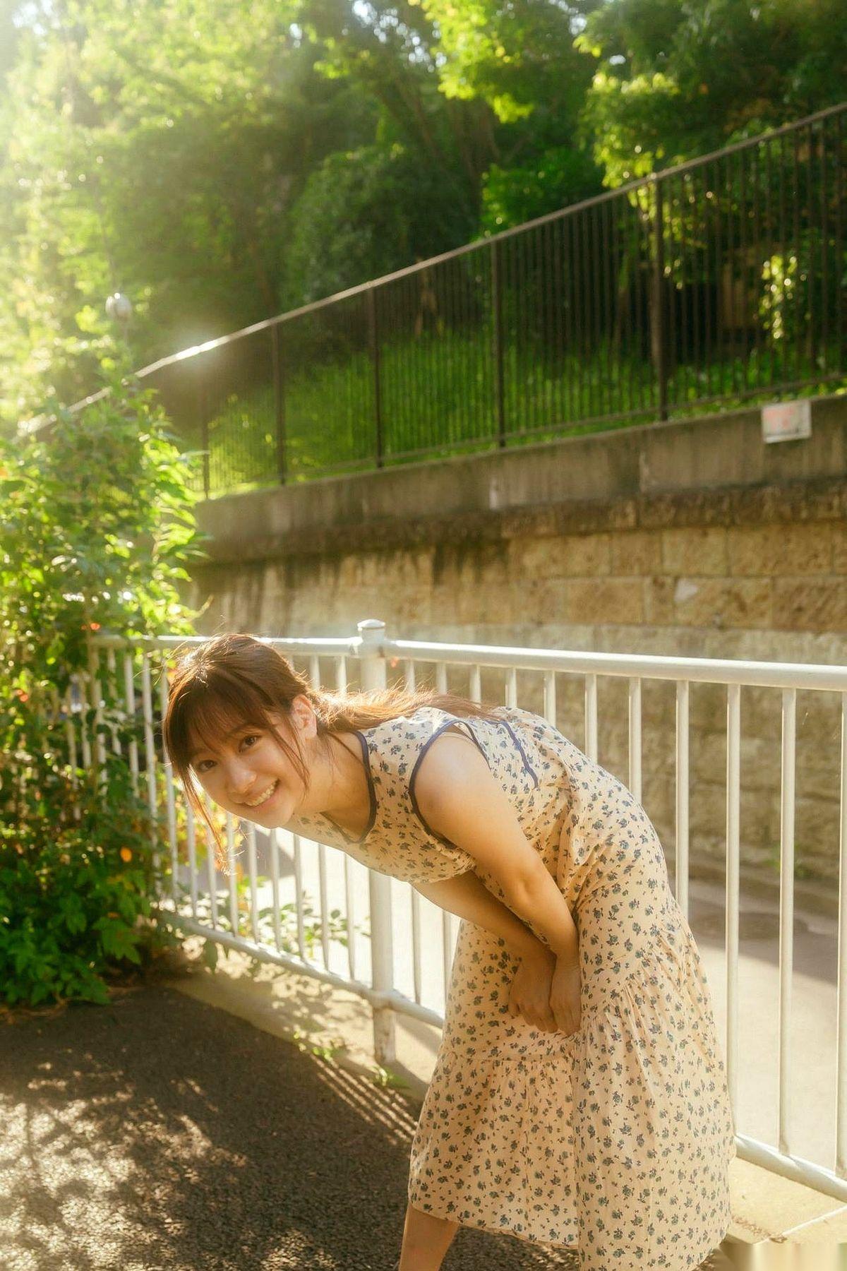 日本特摄剧女演员今森茉耶，刚满二十岁，在直播连线时端起酒杯，当着所有观众的面扔下