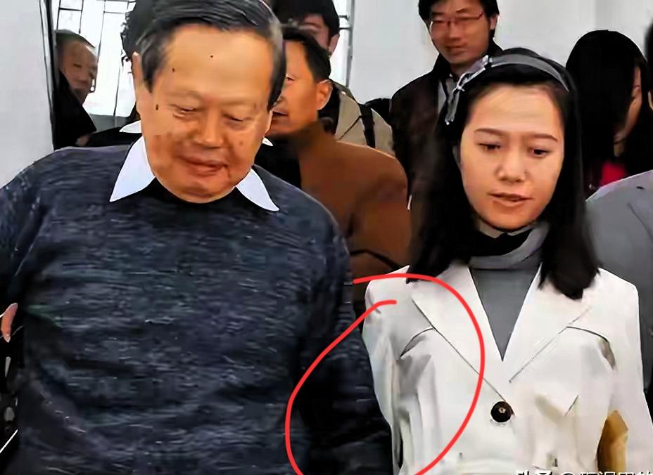 放过翁帆吧！别让“同情”变成新的打扰杨老走后，她哪是什么“受害者”，