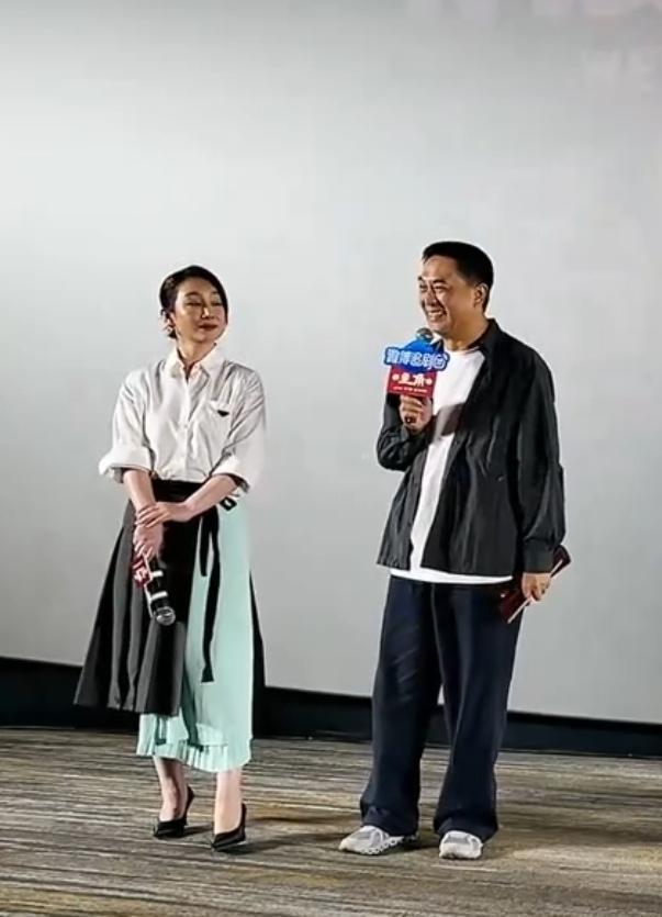 《主角》花彩香扮演者秦海璐，在主角活动中的这身穿搭感觉有点不如意呀……注意看