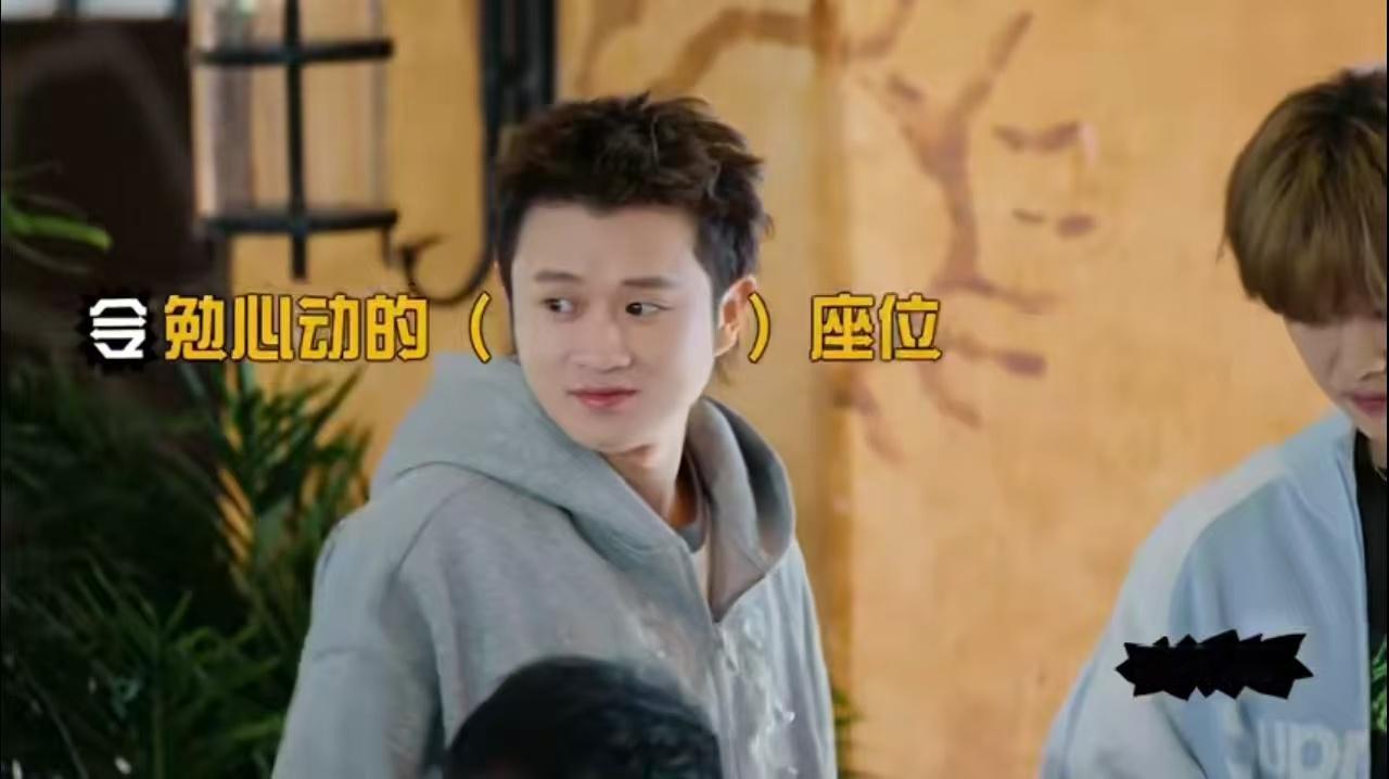王勉抢鹿晗座位哈哈哈哈哈王勉晒鹿晗拍立得合照鹿晗被抢座后那个笑容，杀伤力太大。