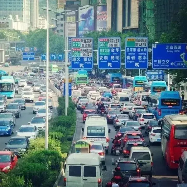 贵A牌照走贵阳环城高速收钱是谁想出来的？本来多好的一项惠民政策，说取消就取消，城区交通堵不堵不管是吧