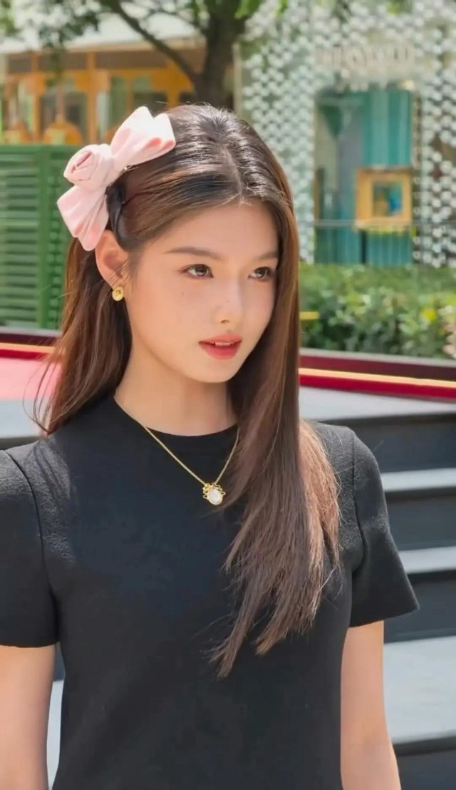 艾米脸上这么多痣是她自己的还是为了显脸小？