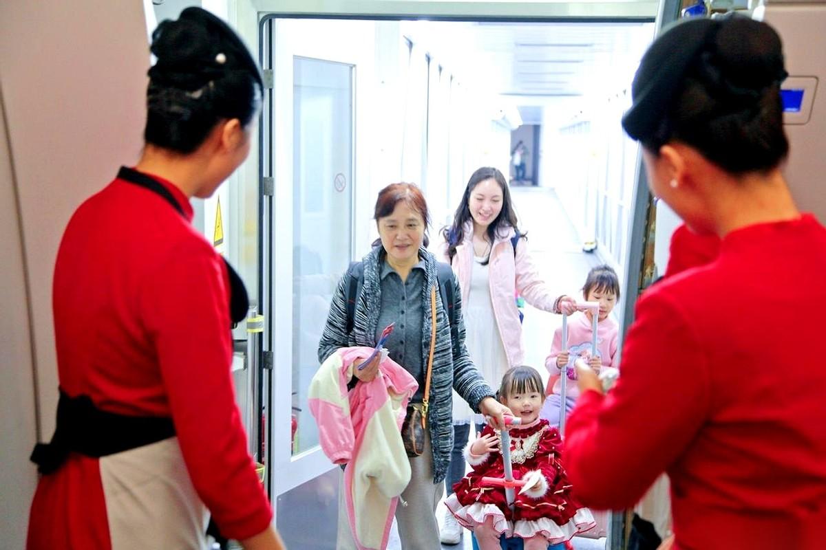 刷到川航的年底总结，我突然就愣住了。37年。210多架飞机，每天天上地下几百