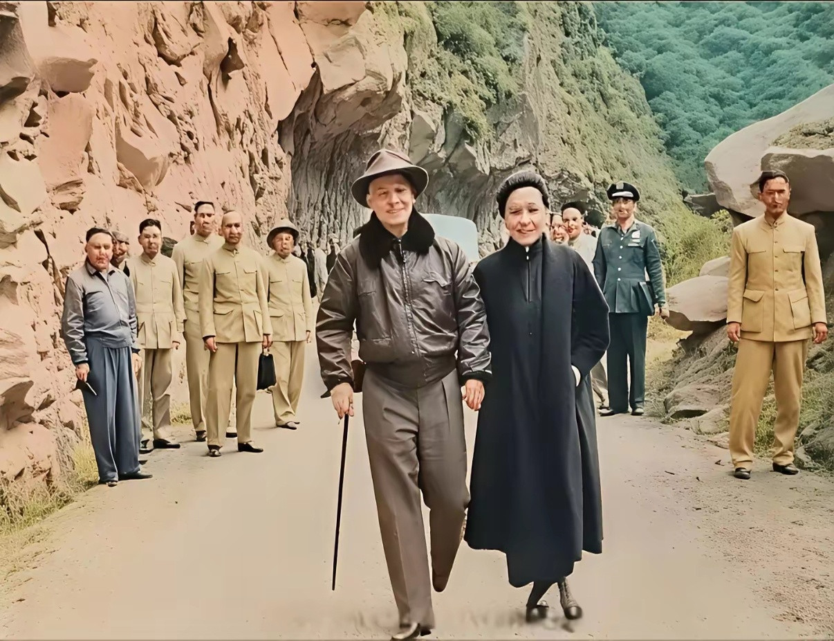 这是1957年蒋介石与宋美龄在台湾视察中横公路的历史场景。照片中，70岁的蒋介石