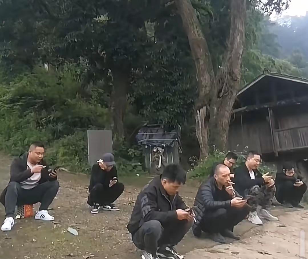 不怕光棍多，就怕光棍聚一窝。年关将至，各村的光棍大军吹响了回家过年的集结号。