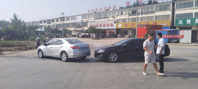 君威追尾卡罗拉一辆卡罗拉路口超车急转，反应不过来追尾了，虽然对方全责，但是这卡