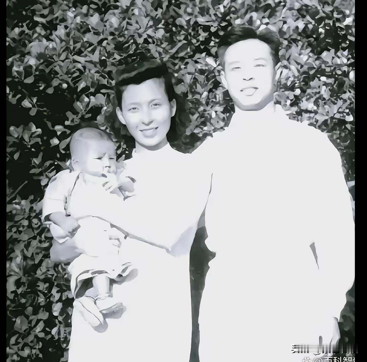 电视剧《沉默的荣耀》里，跳海英勇牺牲的德英，其原型是中共情报员董健民。