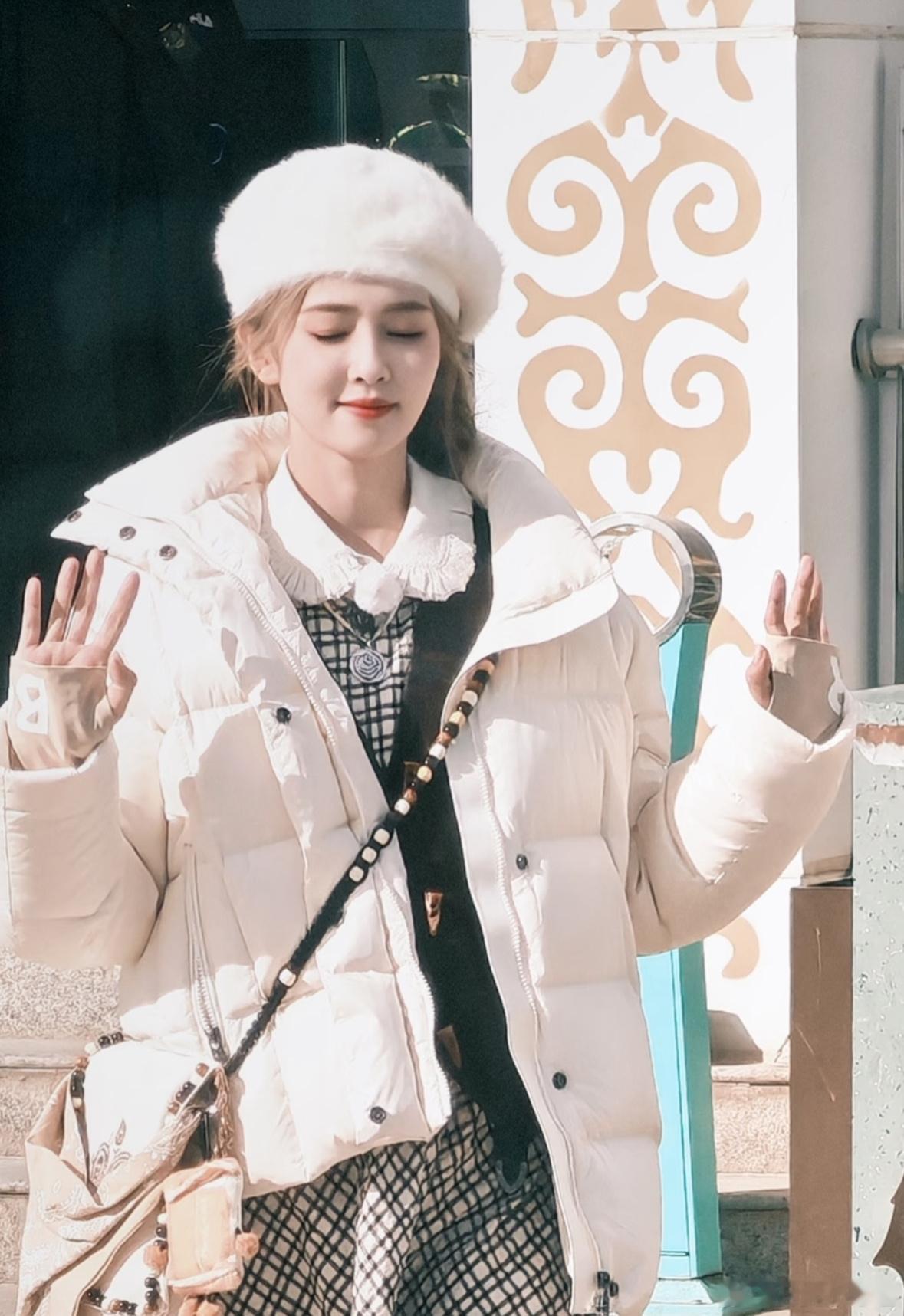 看到路人在新疆抓拍的白鹿了📸就这么在路人反手抓拍的镜头里也美美的出现的鹿儿