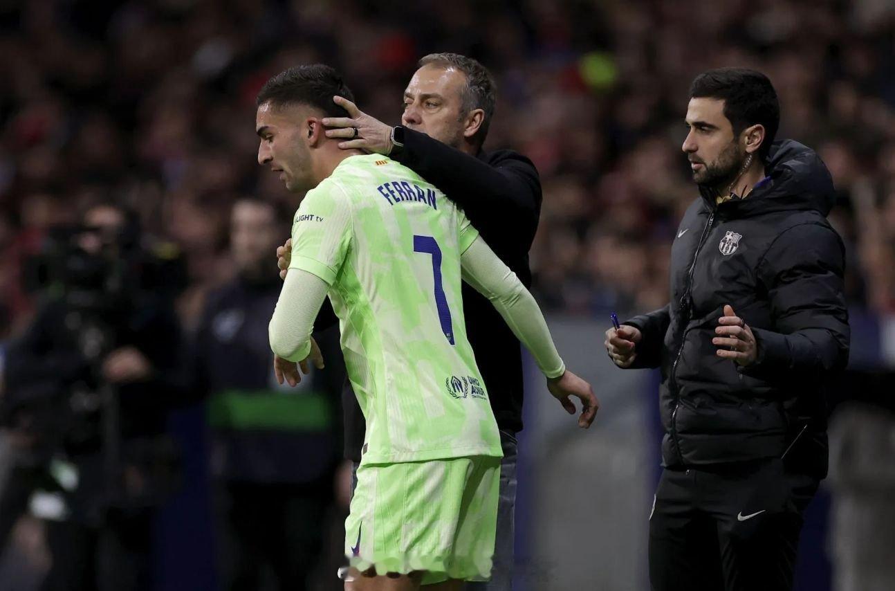 【迟到一次罚4万】巴萨前锋费兰-托雷斯透露：主帅弗利克已经更改了球员迟到的罚款规