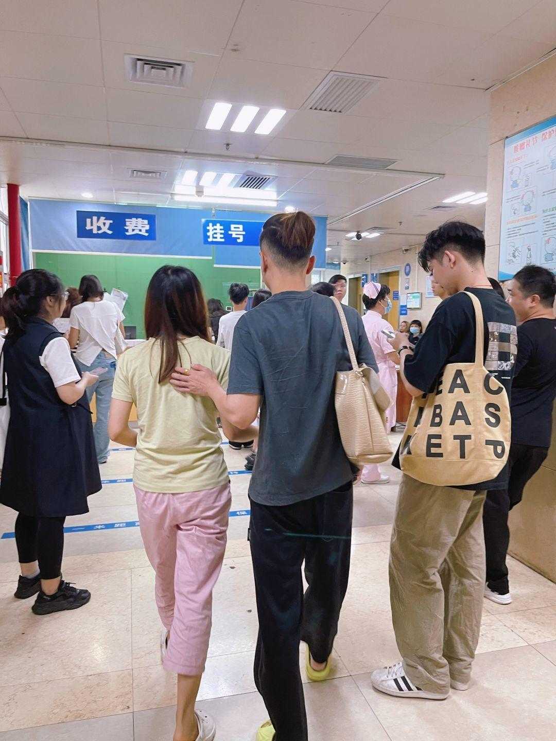 医院生存实录：排队两小时，看病五分钟？谁才是隐藏