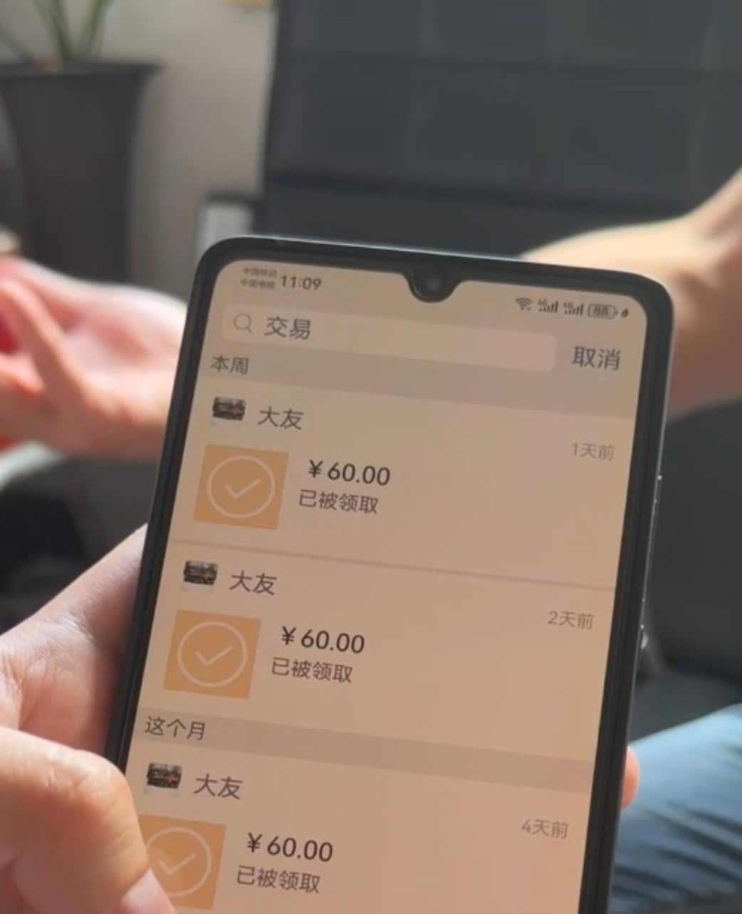 【汽车年检初检尾气超标，年检站人员收费后指定维修厂，疑从中赚差价】泉州黄先生反映