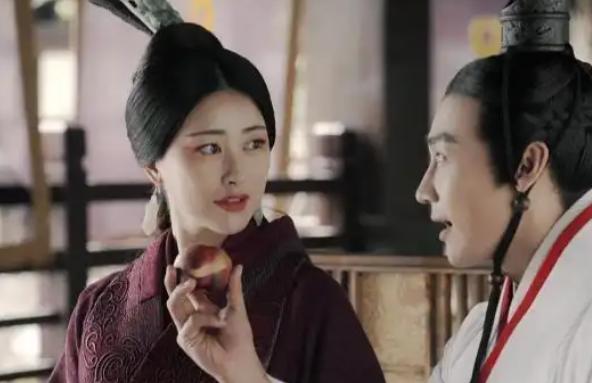 公元前238年，一天等赵姬疲惫的睡下，嫪毐起身拉着一个侍女走进密室，在密室中他轻