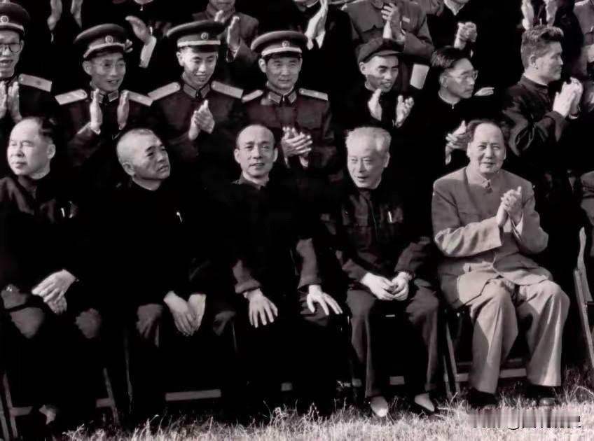 这张合影拍摄于1958年的一次会议期间，前排五位同志你能认出几位？照片最右边鼓掌