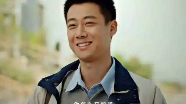 他真是三句话不离本行。《我的山与海》里，高翔是未来继续教育机构的老师，专门招