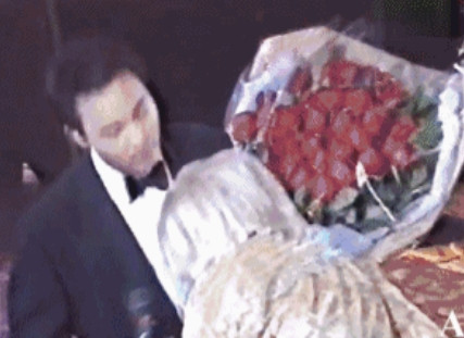 1997年，梅艳芳开演唱会，张国荣上台献花，他嘟着嘴，歪着头向梅艳芳索吻。梅艳芳
