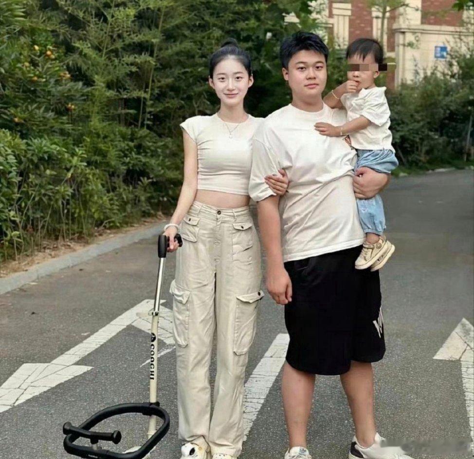 小伙子找了个女明星，这颜值老好高了