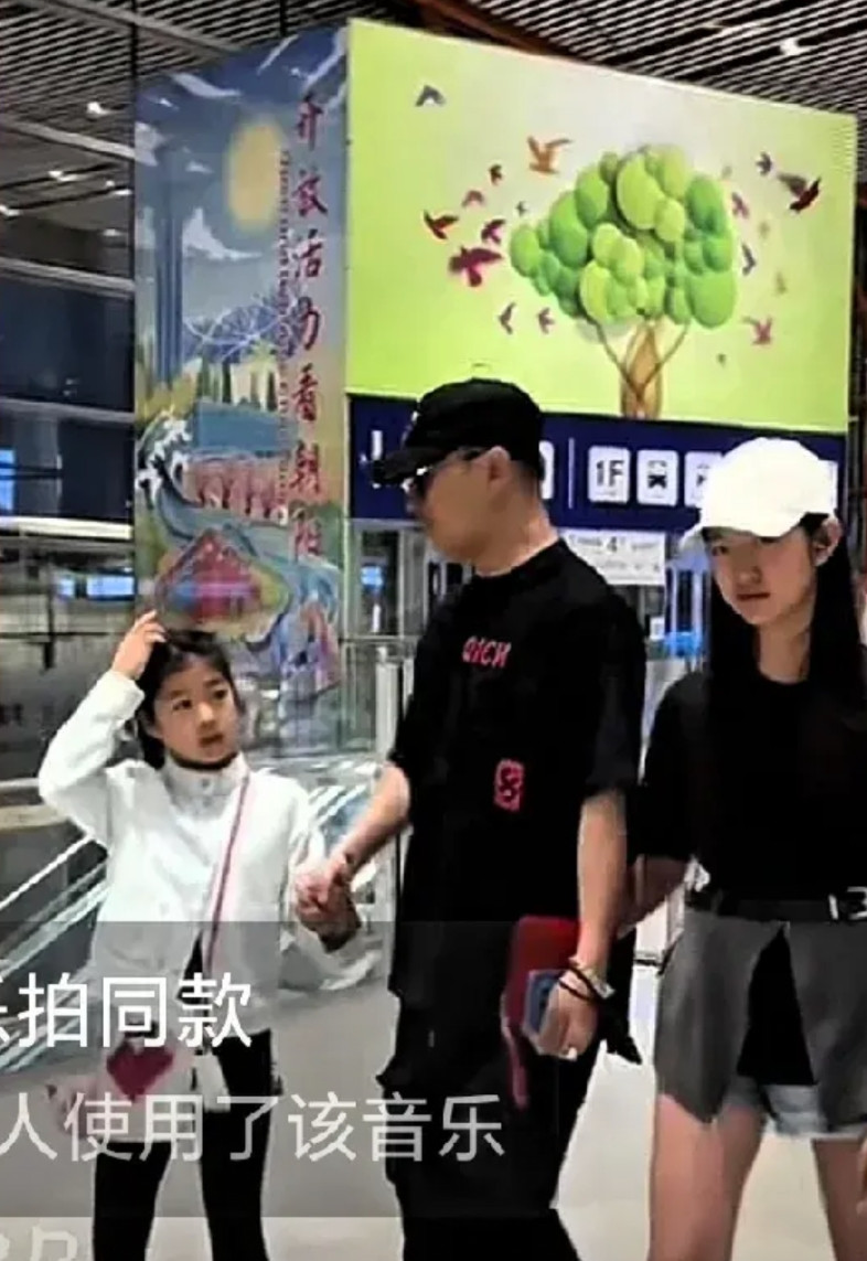 葛荟婕又要骂汪峰了！汪峰一手拉着章子怡生的女儿醒醒，一手拉着康作如生的二女儿（不