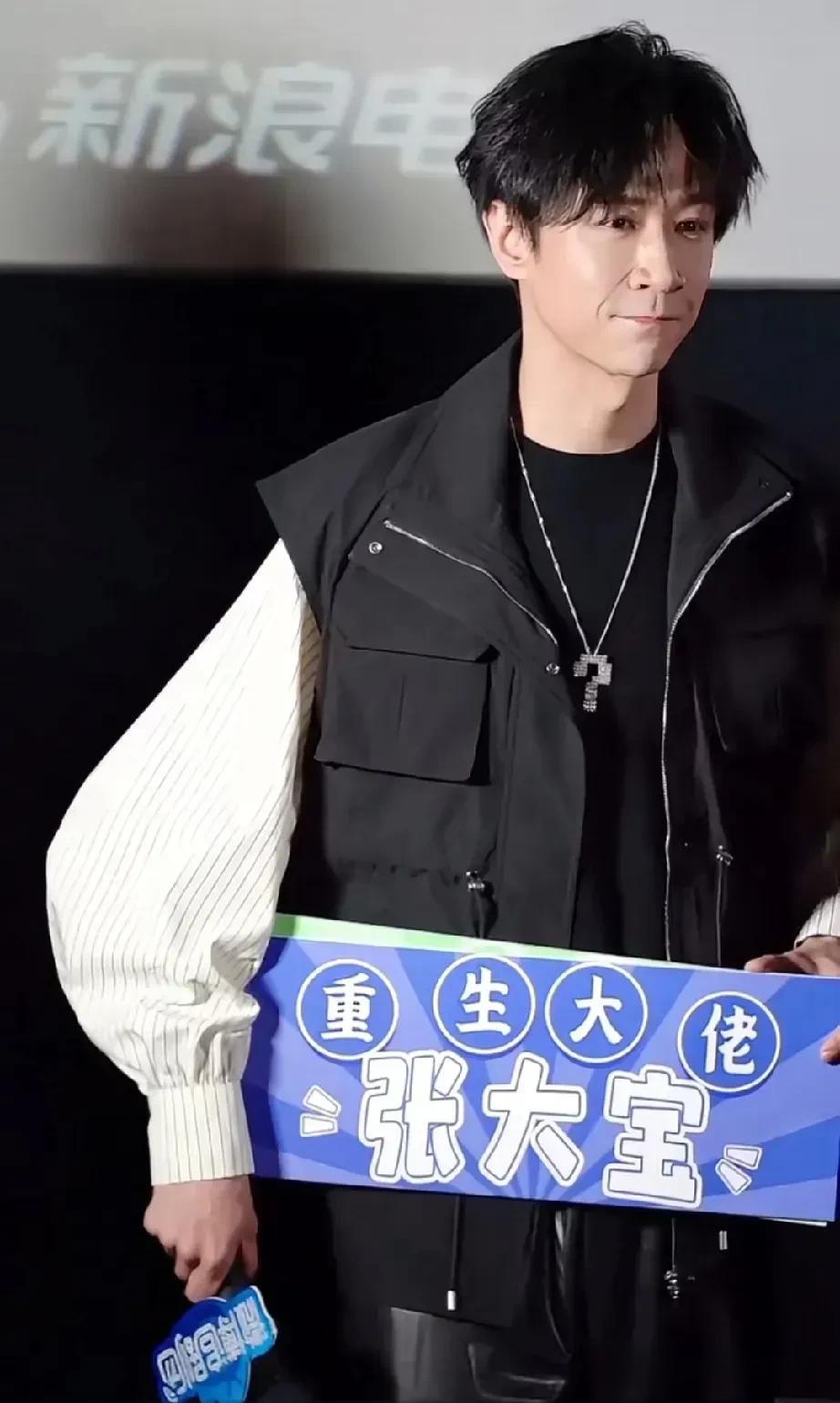 张维伊换发型了，终于不再油腻了，他换了个新发型整个人清爽多了。张维伊其实颜值