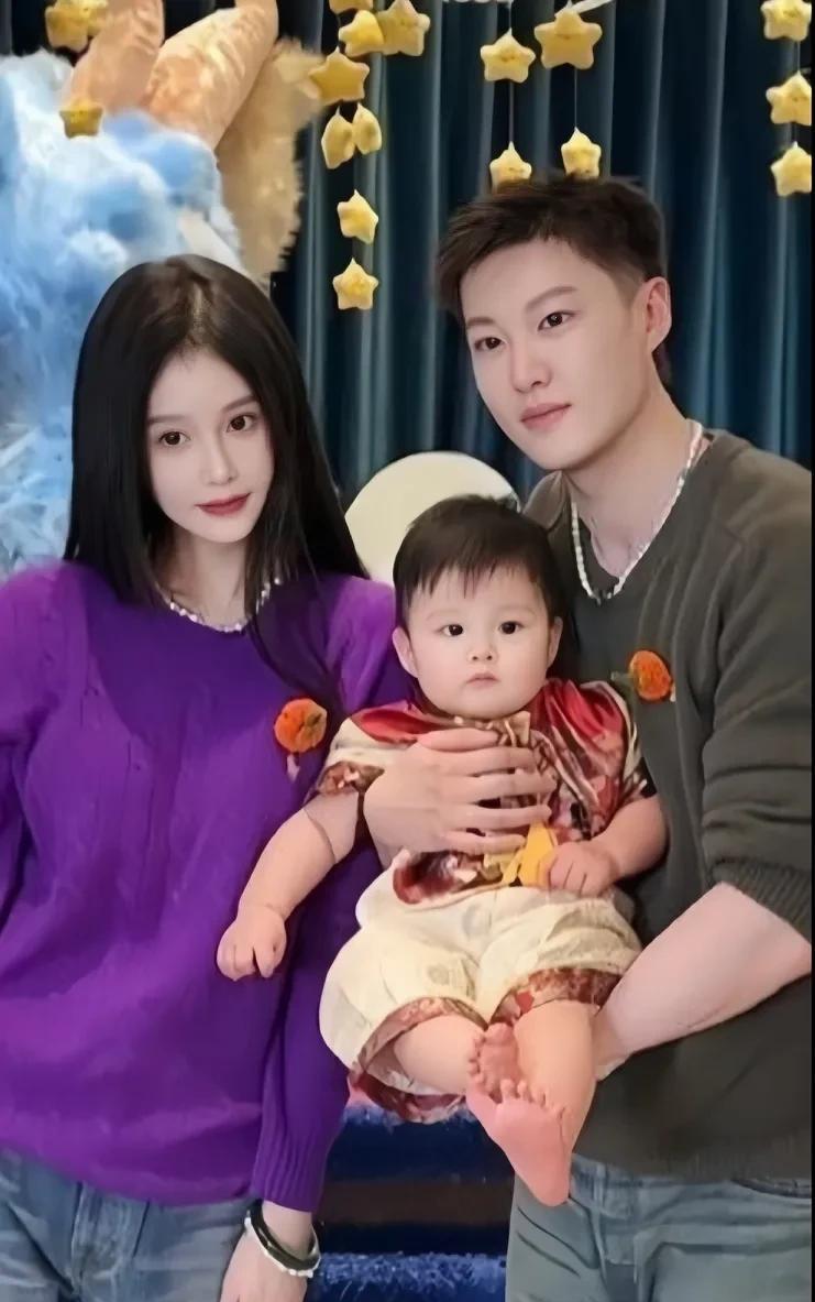 这就是赵本山女儿赵一涵(球球)、女婿小陈及孙子“小陈皮儿”一家三口的合影(拍摄于