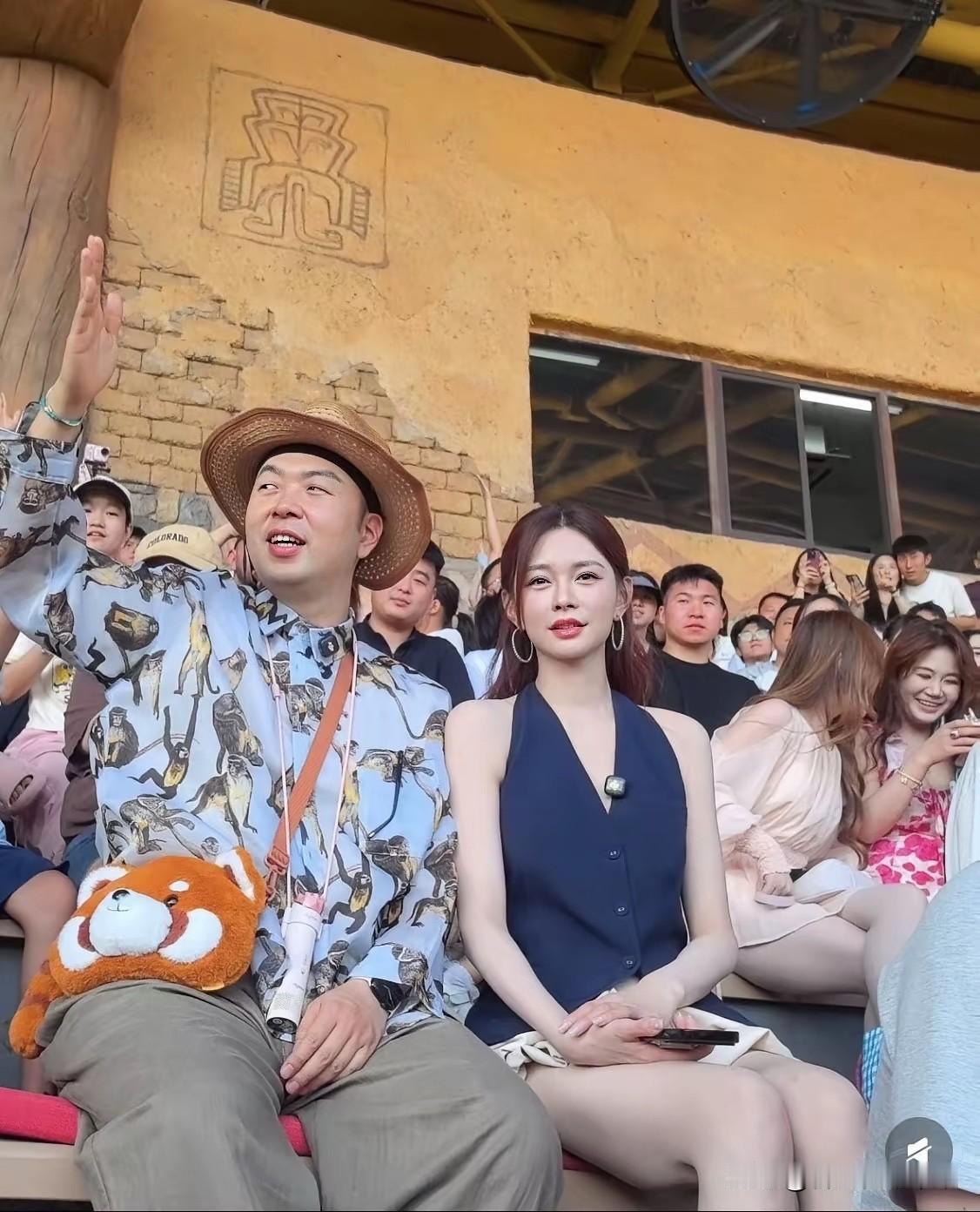 老天呐，差点没认出来，真人比电视上好看一百倍！