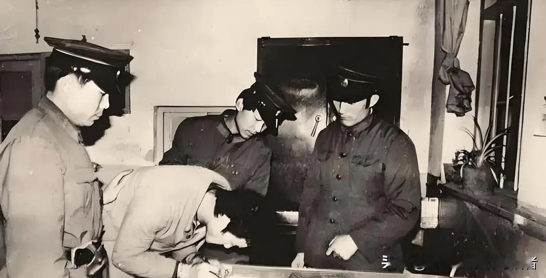 1953年华东劳改场三名将校级重刑犯离奇失踪，22岁小伙被灌醉后签字调令，戴脚镣