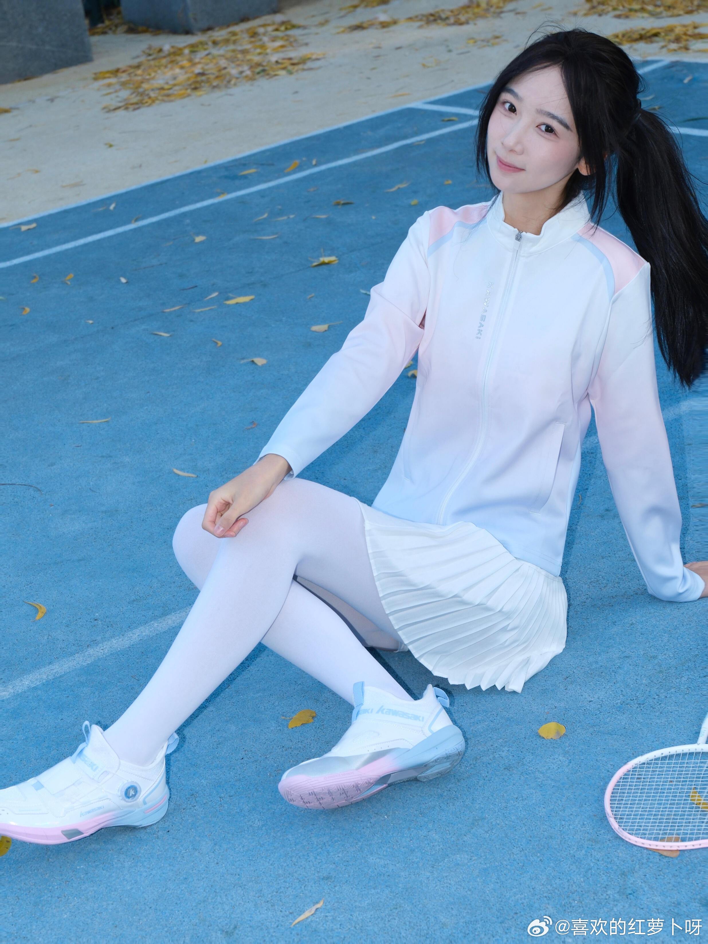 秋日清晨来户外球场来一场羽毛球局不要太快乐啦！落叶飘在蓝色场地，阳光晒得人暖融融