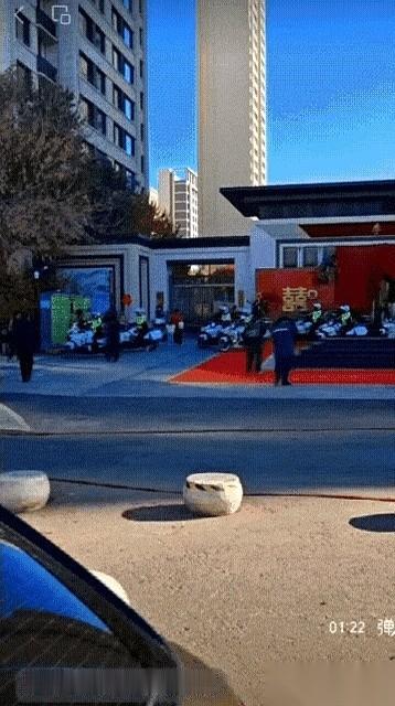 8个“骑警”开道，婚礼办得跟国宾护卫队似的，那叫一个威风。不知道的还以为是哪家