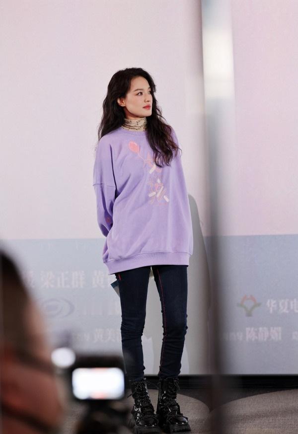 最近舒淇在宣传新片的时候搭配的很时尚,看起来清雅又迷人,同时凸显出了完美的身段。