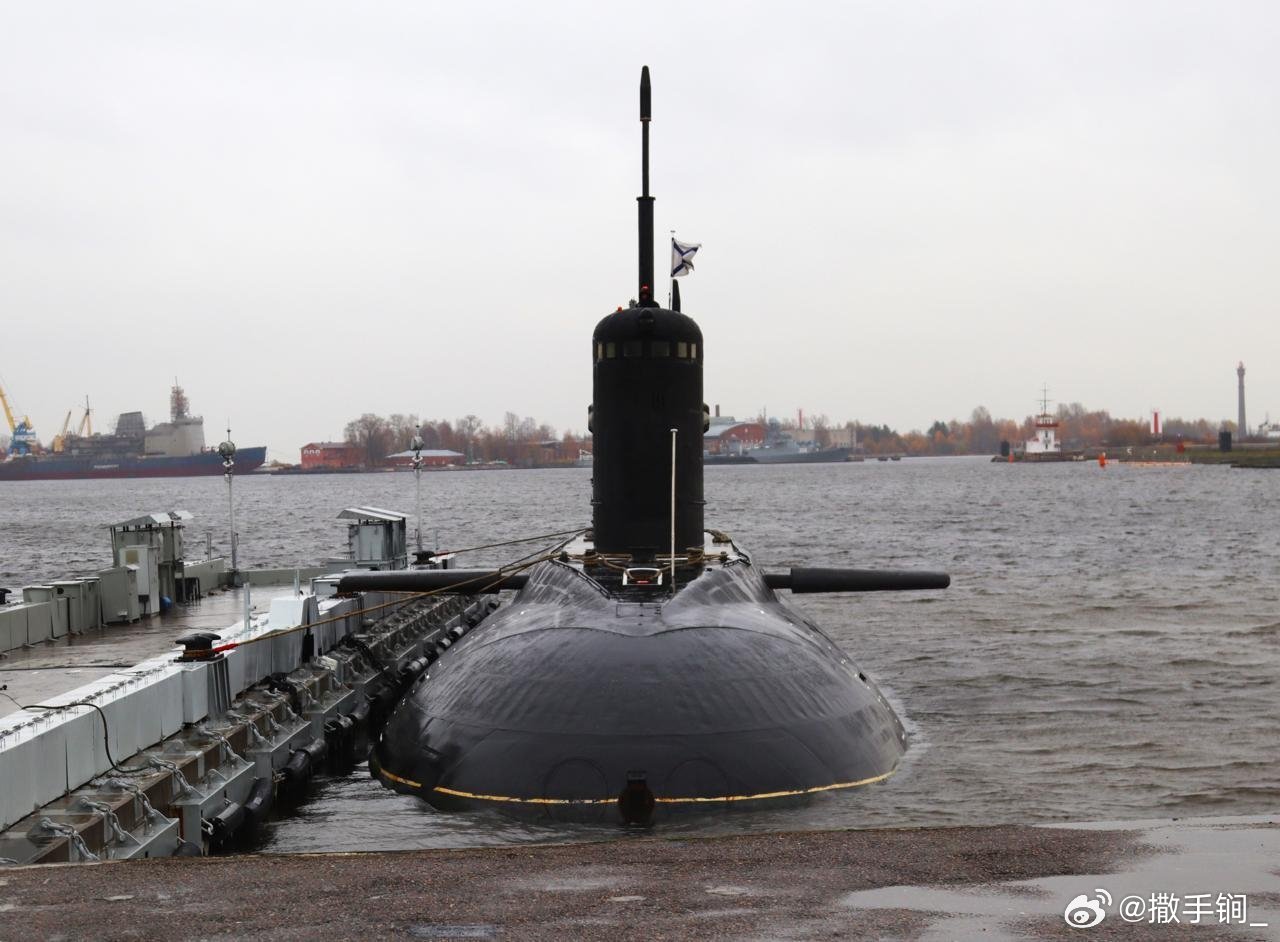 返航没几天的B-261“新罗西斯克”号潜艇，喀琅施塔得。此艇是在结束5个月的地中