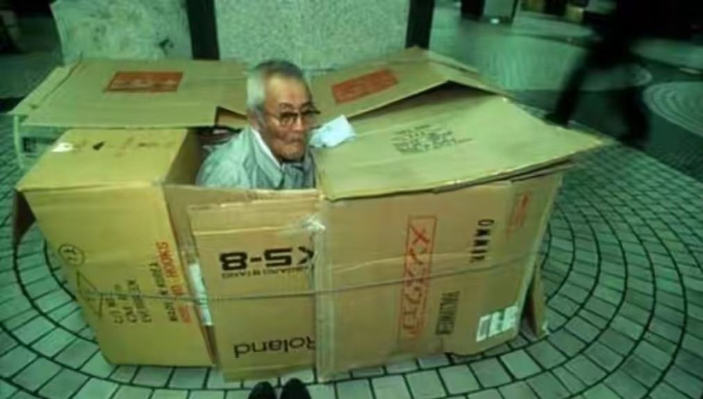 日本街头的纸箱仙人