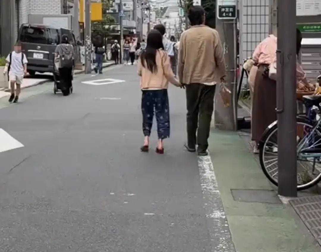 陈冠希父女逛街，Alaia跟腱好长，父女俩这穿搭可不像身价过亿的！