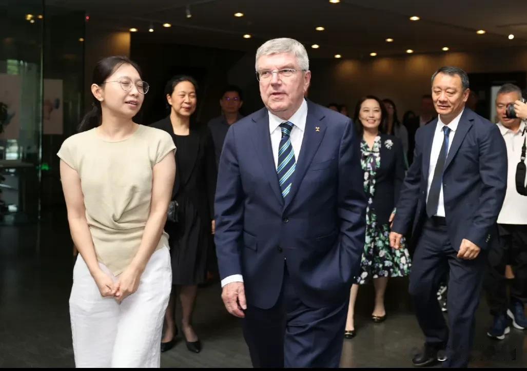 这次在广州举办的大运会开幕式上，让人意外的是，国际奥委会主席巴赫竟然亮相了，据说