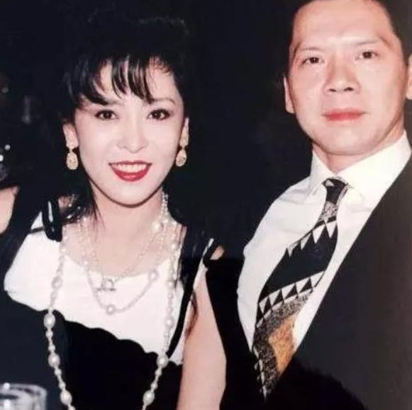 1992年一天夜里，梅艳芳哭着打电话给向太陈岚说自己被别人打了，别人还不放她走，