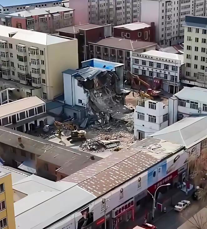砸承重墙、违规改扩建、无视楼体下沉风险！谁该为这7条人命买单？3月29日黑龙江海