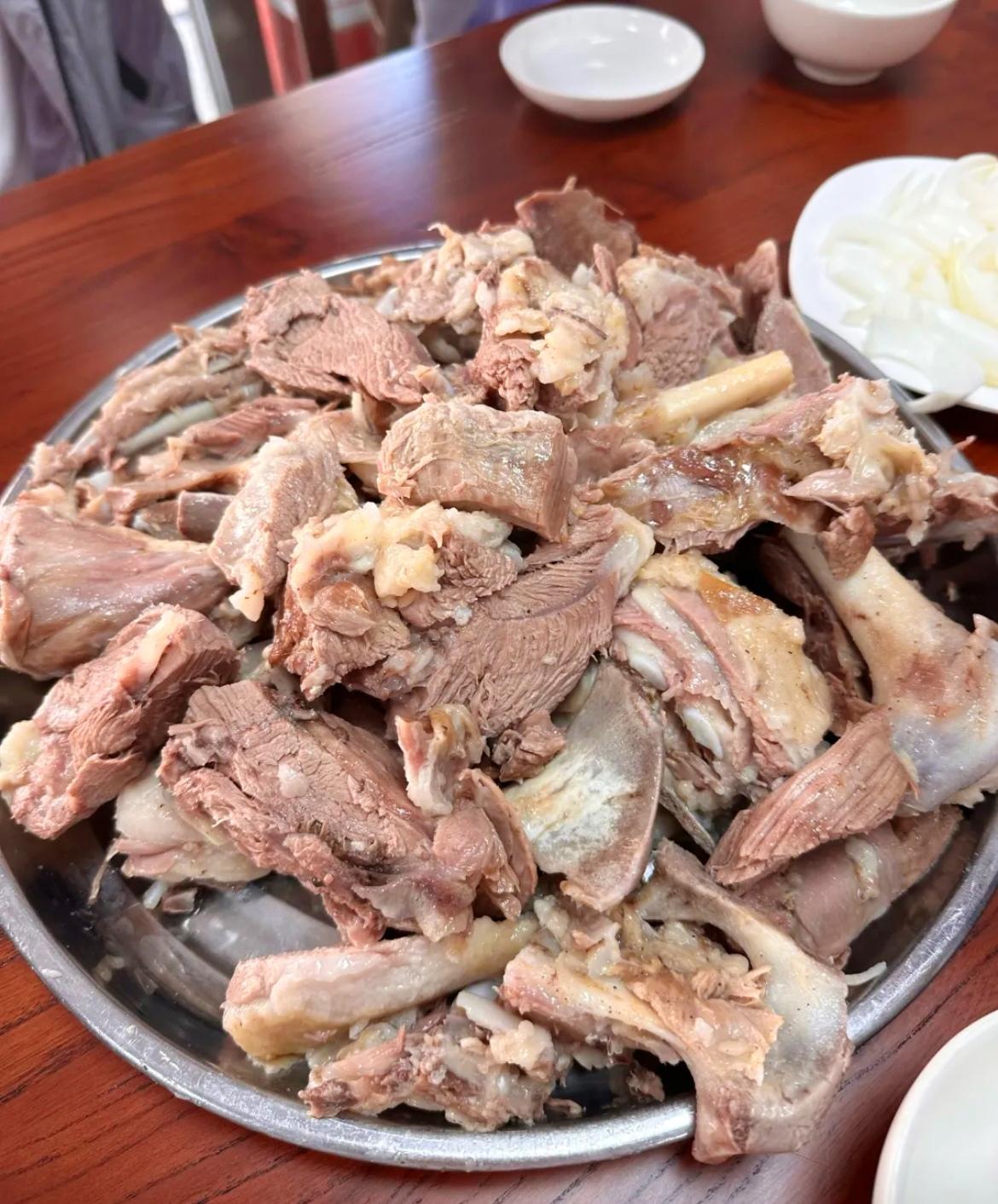 原来去了贵州才知道，在餐馆喝水和纸巾都是免费的，贵州人做生意真的很地道。今天我再