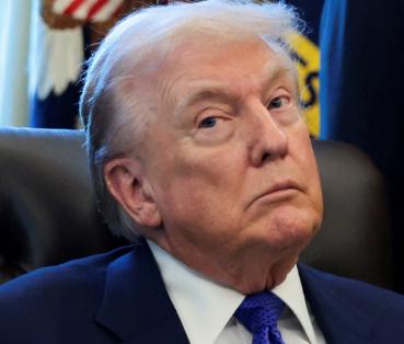 特朗普真的是疯了，他现在已经不把自己当成美国的总统了，而是当成了美国的皇帝。 