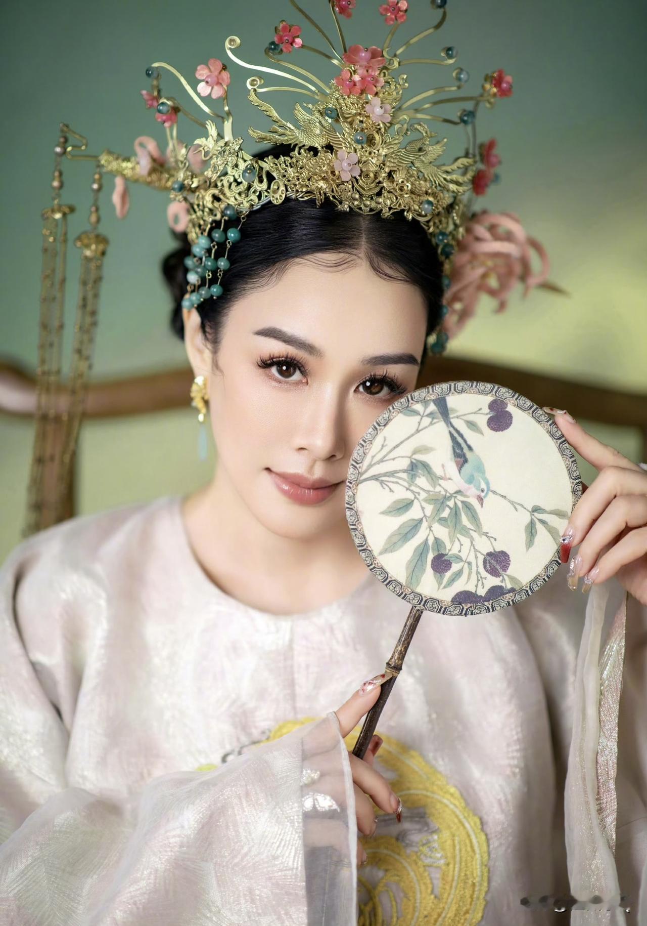 感觉都没有见过钟丽缇拍古装戏，这颜值不去拍戏真的太浪费了。于正都能请来李嘉欣来拍