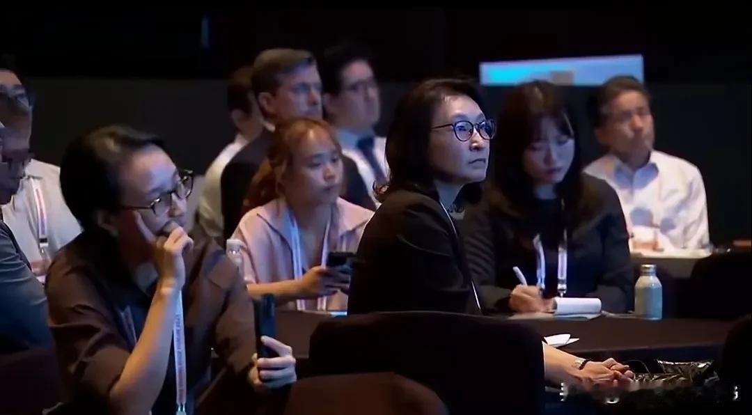 美国人直言韩国上不了桌，台下的韩国人都沉默了…[捂脸哭]apec月底就要在韩国召