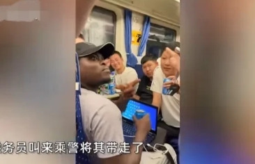 最近一非洲男子在一列火车上打电话超过4个小时，期间声音非常的大。旁边的旅客多次
