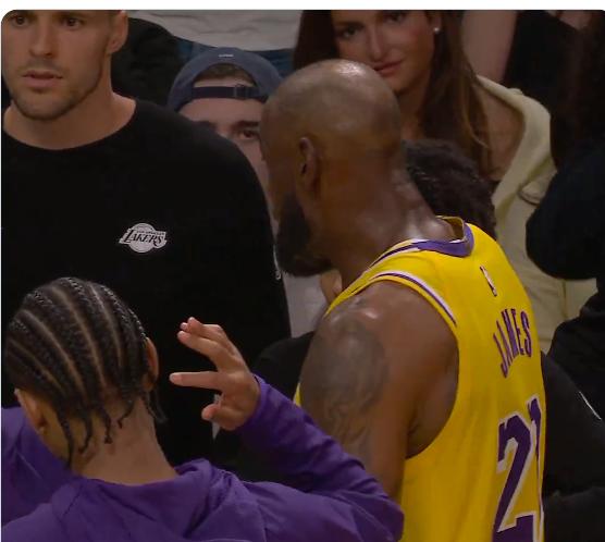 詹姆斯在向队友传达防守如何调整的措施，在湖人和掘金的加时赛，詹姆斯的篮球智商起