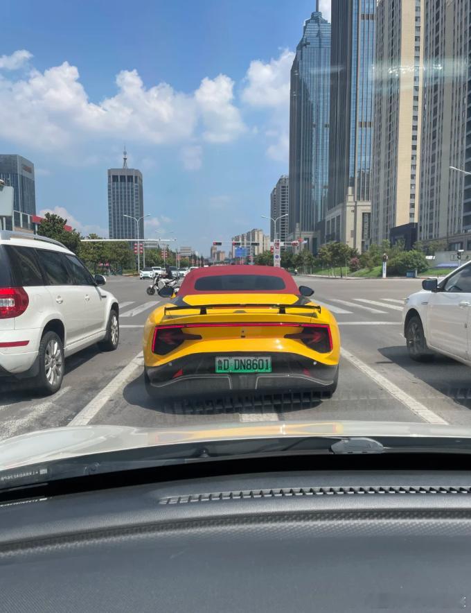 MGCyberster是全球首款敞篷电跑，承袭拥有百年历史的名爵纯正跑车姿态，