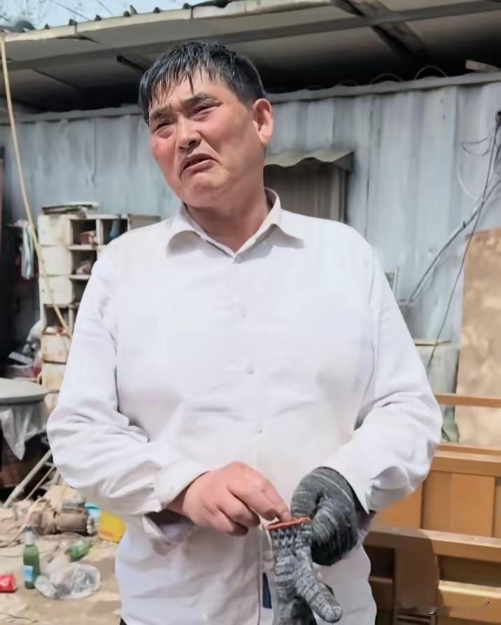 看了大衣哥的采访。替小伟捏了把汗。他说儿子已经分家自己过了，就留了个种茄子种