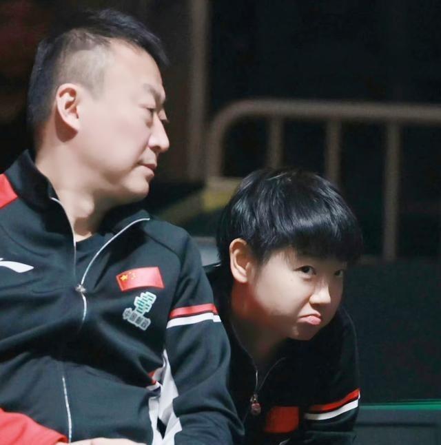 莎莎跟马琳教练讨论球，直接说“力度不够，该旋转”，马琳回“摆短也行”，她立马怼“