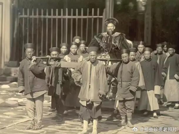 晚清时期，浙江金华府的知府大人出行时的珍贵留影。照片中这位知府老爷穿着华贵的官服